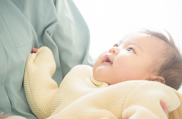 赤ちゃんの発達を促す, リーチング遊び🌸, 生後2から3ヶ月位になると, ハンドリガードが始まります✨, ハンドリガードは、赤ちゃんが,自分の拳を自分の目の前に持ってきて, 見つめる仕草です😊, 今まで, バラバラだった赤ちゃんの感覚が, 少しずつ統合してきたと言うサインです✨,これが始まると, 自分の手を舐めると言うこともスタートします, 自分の手を舐めることで,