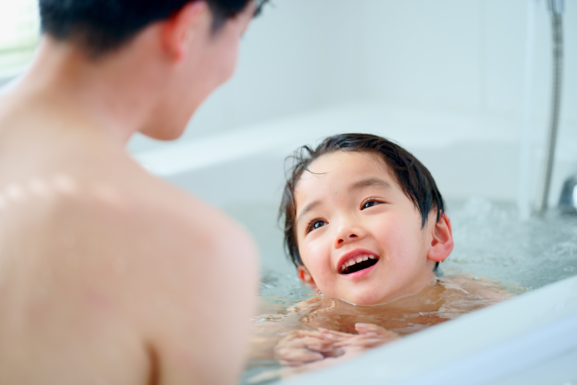 先輩ママ直伝「子供をお風呂に入らせる方法」決定版！お風呂に入りたがらない理由は？kosodate LIFE 子育てライフ