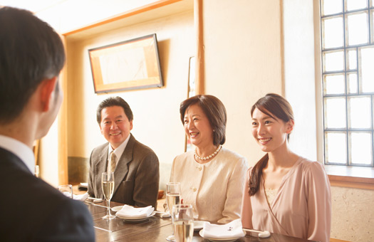 両家顔合わせ 母親の服装マナー特集！ケース別のおすすめコーデも紹介ウェディングニュース