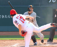 亀井善行 選手がサヨナラ逆転3点本塁打を放ち劇的勝利！打線は2回、 阿部慎之助 選手のソロ本塁打で先制すると、3回には山本泰寛選手の適時打、4回には阿部選手の2打席連続となる本塁打で序盤に3点のリードを奪う。投げては先発の大竹寛 投手が6回1失点の好投