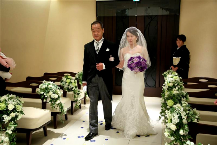 挙式入場シーン お父さん・お母さんの間に挟まれて３人で登場する演出が素敵♡marry マリー