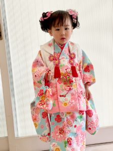 ３さい女の子 玉ねぎヘア🧅 hairmake着能 美沙子 @chakuno_hapista 大人気のオリジナル着物👘🧡玉ねぎヘアにお花のアレンジが相性バッチリ❣️ ヘアメイクのご指名も大歓迎です✨ご指名やご相談など、 DMまたは店舗にてお気軽にお問い合わせください