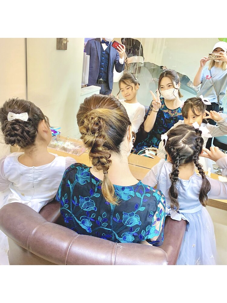 結婚式に行ってきました👗🫧 髪はハーフアップ風にして、花冠💐 嫌がらずにつけれるようになって成長感じた 1歳女の子1歳2ヶ月結婚式お呼ばれお呼ばれコーデベビードレス花冠ベビーヘアアクセサリーベビーヘアアレンジ赤ちゃんコーデママ