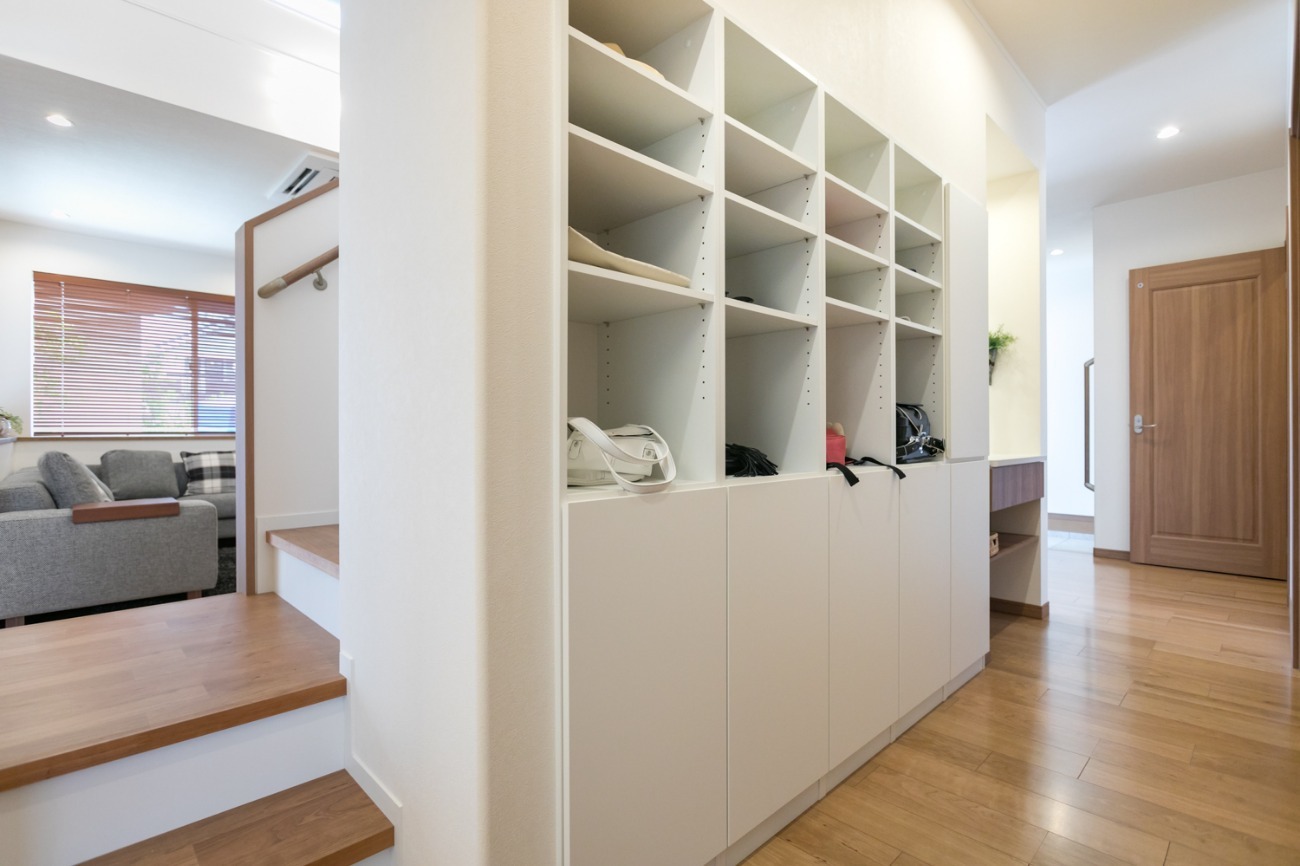 あるようでなかなか無い？ひとりずつ専用のファミリーロッカー ﻿ ﻿ ランドリー周りって、どうしてもモノが散乱しがちに😣﻿これは誰のだっけ・？なんてことにも。﻿ ﻿ 脱衣所にファミリーロッカーをつくれば﻿ “自分のモノ”は“自分のロッカー”にポイッ❗️と﻿ 簡単に