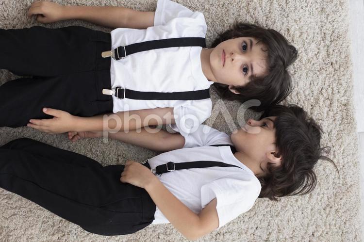 床に寝そべる若い女性の写真素材63047540- PIXTA