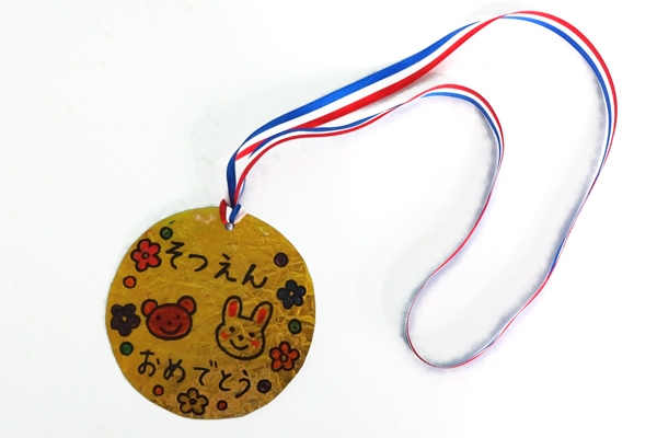 メダル 折り紙 ハンドメイド プレゼント ご褒美 卒園 卒園 プレゼントの通販 by まきちママ's shopラクマ