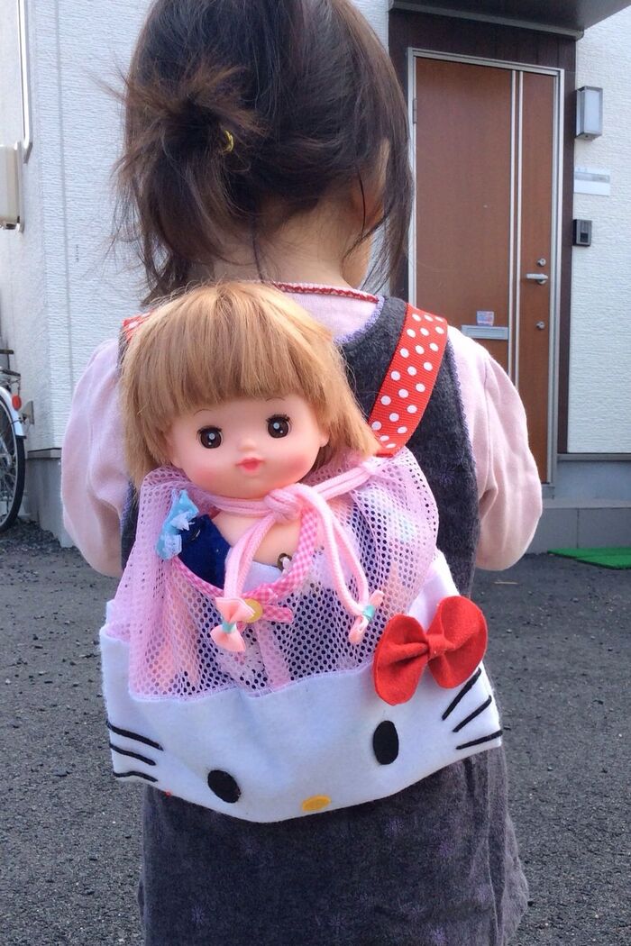 ✂️作ってみよう ステイホームの時間が増え、 何か新しいことにチャレンジしていますか？✨ 今回は「抱っこ紐」の作り方をご紹介🐿💕子ども達のお世話遊びの世界が広がるかも👸保育園 保育士 遊び 手作りおもちゃ抱っこ紐 子育て お世話遊び コーナー保育