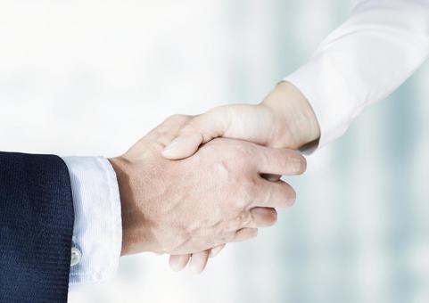 手を繋ぐ男性心理とは？ シーン別に分析＆男性が喜ぶ反応も -セキララ☆ゼクシィ