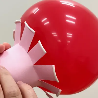 お風呂でHAPPY LIFE 手作りおもちゃ「魚つり」 “海気分” を自宅のお風呂で楽しめる♪ 「魚つり」のおもちゃを作ってみませんか？＜用意するもの＞ ・水風船 ・輪ゴム ・割り箸 ・クリップ ☆ホームセンターやネット通販などで手に入ります！ ・シール ・ビニールテープ