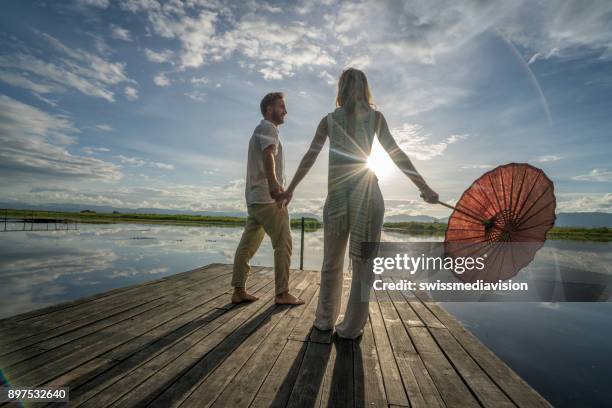 相合傘の男女・デート・散歩イラスト - No: 2072446無料イラスト・フリー素材なら「イラストAC」