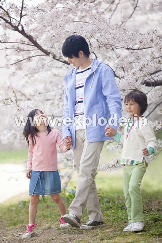 手を繋いで歩くカップルの写真素材106626615- PIXTA