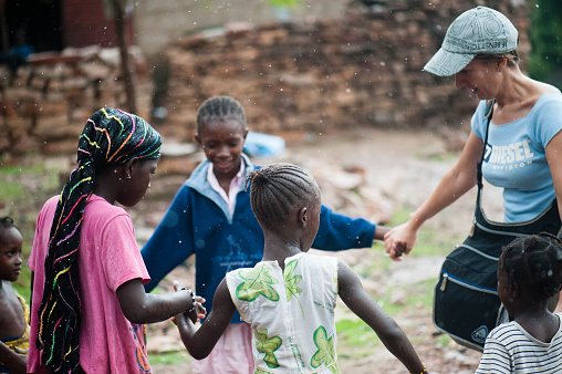 白人の子ども育てる黒人家族、「人種差別的な誤解」を明かす