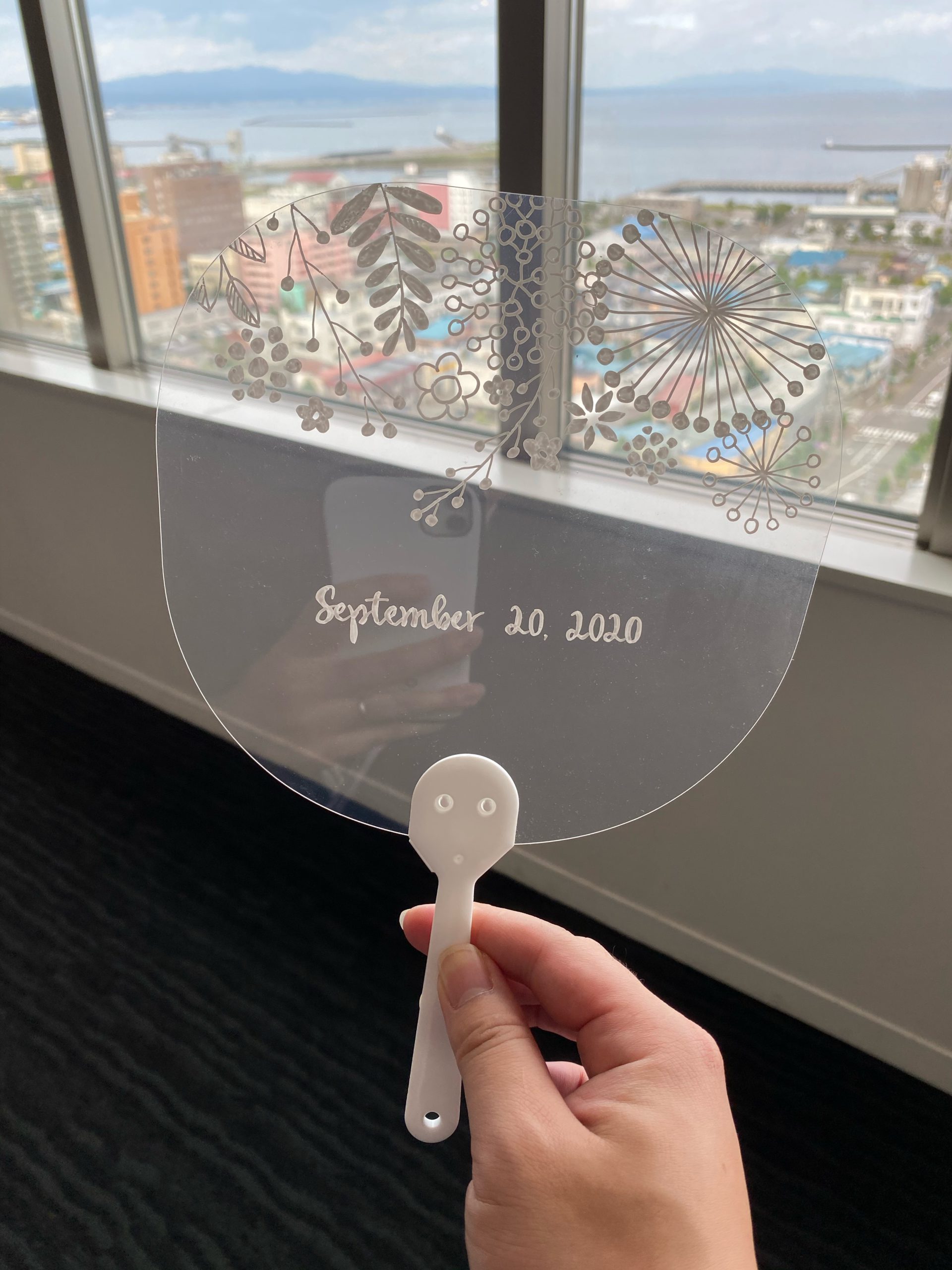 余興を盛り上げるために!披露宴で 新郎新婦うちわ を用意するべきmarry マリー