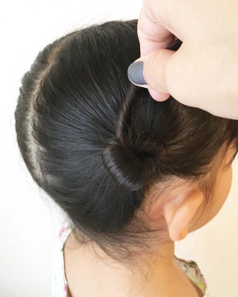 女の子のお団子ヘアアレンジ。スッキリ一つ結びとキュートな二つ結び - teniteo テニテオ