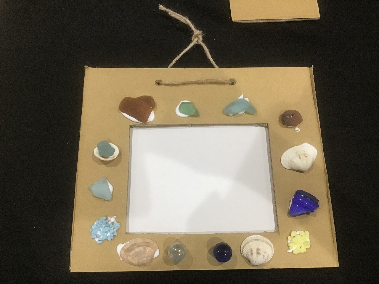 保育士さん必見！卒園製作 段ボールフォトフレーム 作ってみたいと思ったら「😍」でコメントしてね！ 在園児から卒園児へのプレゼントに🌸” フォトフレーム”の作り方♡用意するもの・ダンボール ・色紙 ・デコレーションリボン、モールなど飾りアイテム ・ボンド