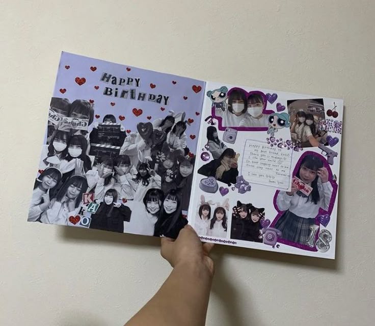 お誕生日プレゼントにぴったりなチェキ風アルバム がいまブーム中🎞 . 𝒉𝒐𝒘 𝒕𝒐 𝒎𝒂𝒌𝒆 𝟏.スマホの写真をコラージュする 𝟐. コンビニで写真プリントする 𝟑. トレーディングカード用リフィルに差し込む .なんとこの3ステップだけで簡単に作れちゃう😳💞 L版