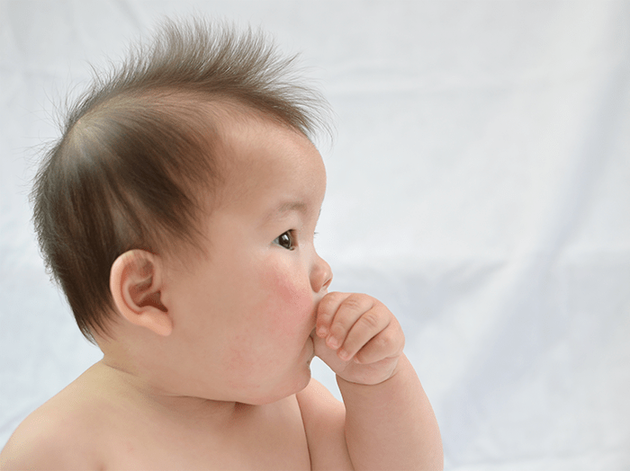 助産師監修 新生児期の赤ちゃんがうなるのはなぜ？原因や対処法を解説！子育て情報キッズアライズ