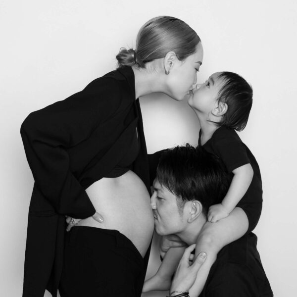 生まれてくる新しい命と共に 普遍的にシンプルに モノクロームの世界を中心に 「命を宿す身体、命を育む母」 の美しさを撮り続けています16年目を迎える studionavel マタニティフォト・ベビーフォトの老舗専門フォトスタジオ 世田谷本店 大宮 名古屋 thanks movie