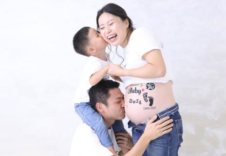 マタニティフォトを家族で撮影するのはあり？衣装・ポーズは？ - ハピリィフォトスタジオ