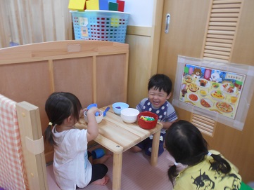 子どもが夢中になる「おままごとコーナー」とは？布おもちゃと遊びの動作から考える方法保育士・幼稚園教諭のための情報メディア ほいくis ほいくいず