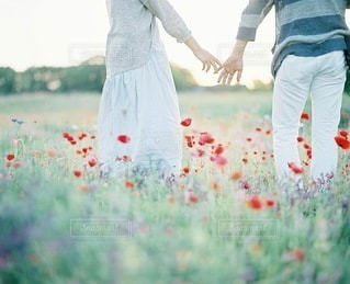 手を繋ぐカップル - 商用利用可能な写真素材・イラスト素材ならストックフォトの定額制ペイレスイメージズ