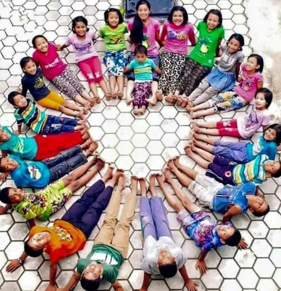 七夕飾りで集合写真 : どの子も育つ みさと幼稚園 三郷市