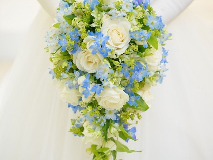 ブルー系メインテーブル装花10選！青が好きな方必見♡ 今週のスタスナ omotte magazine fromANNIVERSAIRE記念日にまつわるマガジン