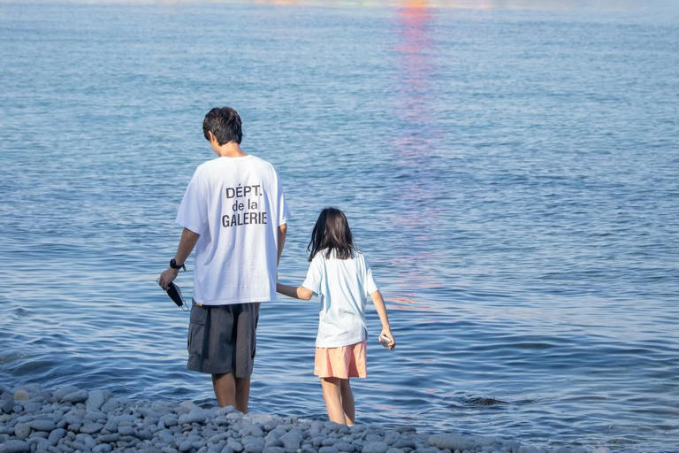 俳優のハン·ヘジンとサッカー選手のキ·ソンヨン夫妻が、娘のシオンさんと一緒に行った家族旅行の写真を公開した。ハン·ヘジンは1日、自身のSNSを通じて「きれいな写真をありがとう。7月の海」という文章と- MK