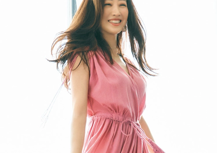 幸せそうな顔をして走るアジア人男性写真素材2087194813Shutterstock