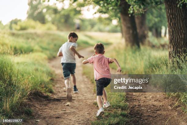 後ろ姿 子供」の2万点のロイヤリティフリー画像、写真素材、絵Shutterstock