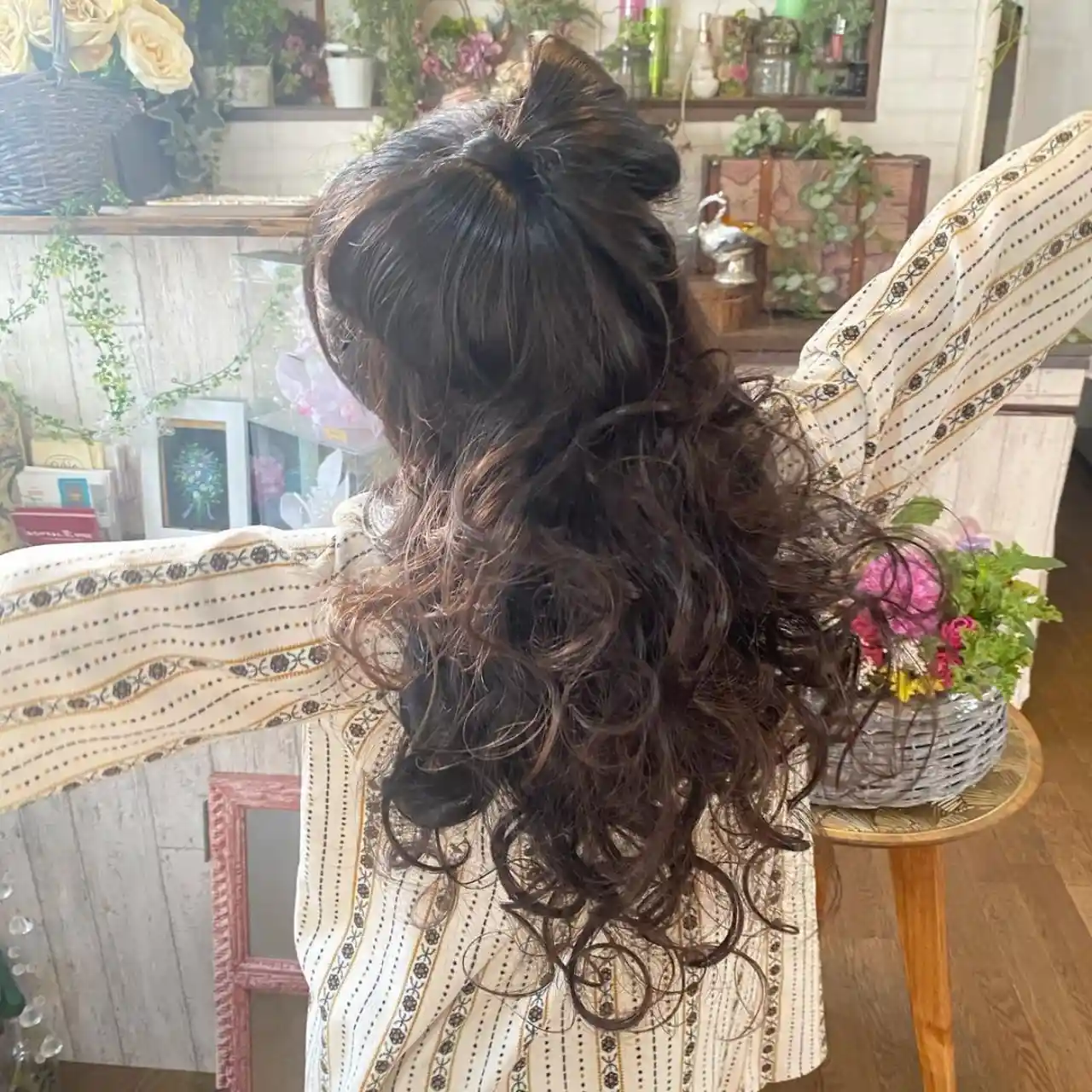 キッズヘアアレンジ 「カールアップスタイル」 ヘアアレンジギャラリー写真館ならスタジオキャラット