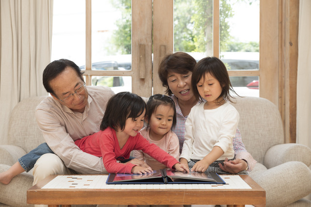 動画サブスクは家族や友人と共有できる？やり方やおすすめのサービスも紹介GETUUG ゲッツーグ