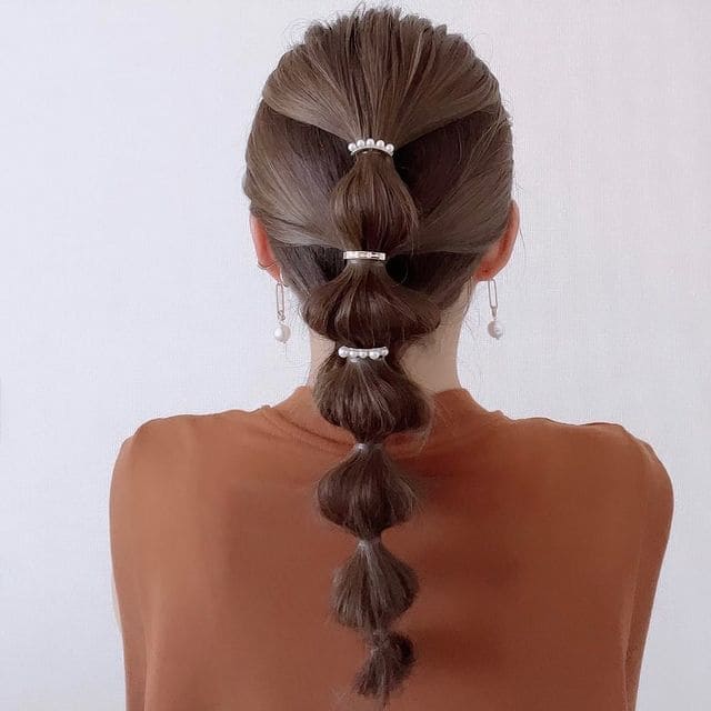 おしゃれな玉ねぎヘアのミニリボンアレンジ