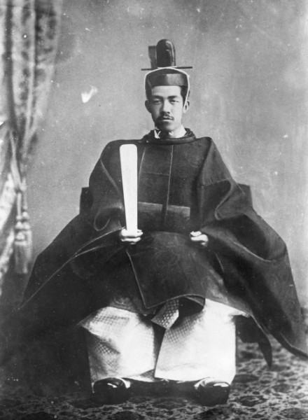 大正ロマンの世界観で、レトロな和装ウェディングフォト📷レトロなロマンチックさを持つ、大正ロマン風の ウェディングフォト。 今日は大正 ロマンの雰囲気で結婚写真が撮れる ロケスポットやコーディネートについてご紹介します！👘 💡コーディネートのポイント