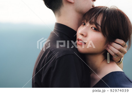 桜吹雪の中抱き合うカップル イラスト素材6956194- フォトライブラリ