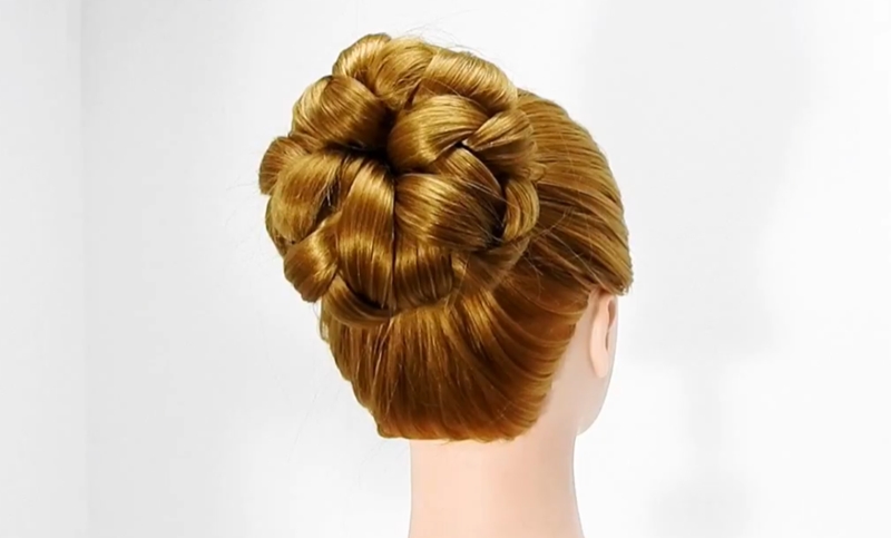 4歳娘のヘアアレンジ♡ 編み込みとお団子アレンジです👧🏻 卒園式、発表会、入学式などにおすすめです😊✨ お出かけする時のアレンジにも❤️ヘアアレンジヘアアレンジ動画ヘアアレンジ簡単キッズヘアアレンジ子供ヘアアレンジ幼稚園ヘアアレンジ編み込みアレンジお団子