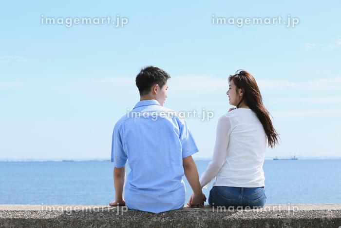 手を繋ぐカップルの写真素材129080660- イメージマート