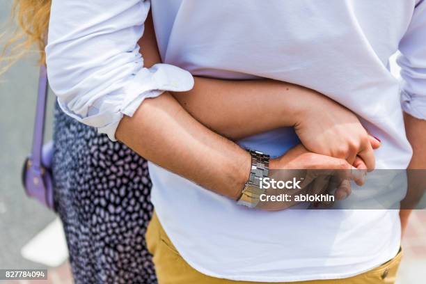 美しいカップル向かい合わせに手をつなぐ - 2人のストックフォトや画像を多数ご用意 - 2人, カップル, バケーション - iStock