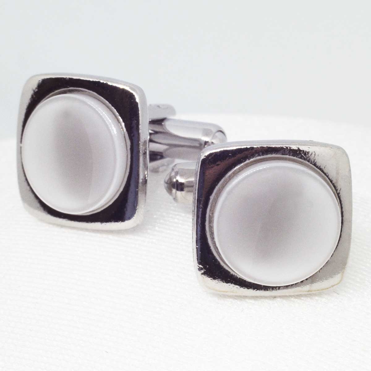 結婚式はカフスボタンでセンスよくみせよう！粋でお洒落な選び方とマナーについて詳しく解説！ - GINZA SAKAEYA スーツナビ