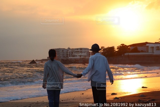 男女が「手を繋ぐ」ベストタイミングとは 100人に聞いた 注意点も解説Oggi.jp