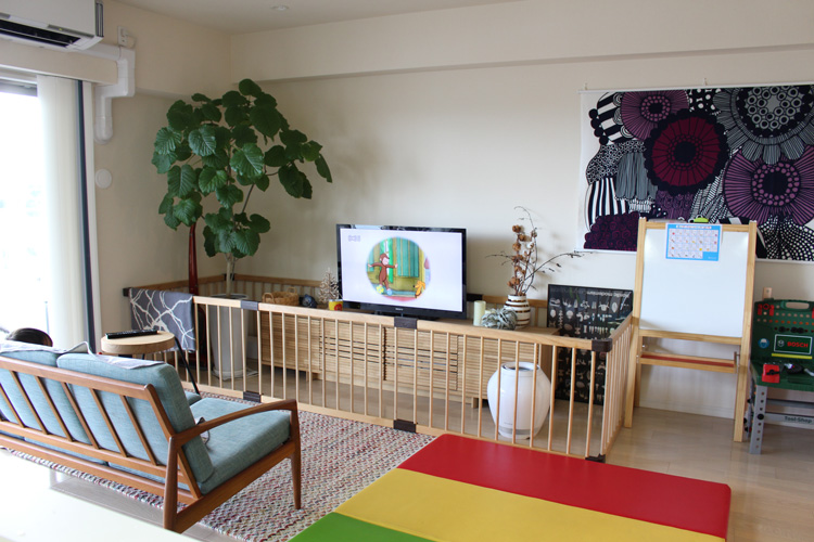 手作りおもちゃ♡ くるくるスピン棒 ⁑ 詳しくはスワイプして見てね ⁑ 前回も紹介した、バッグ・クロージャー！！ 食パンの袋を束ねるあれ！を使って、くるくる棒を作りました！！ ⁑ 今回は、すごい！楽しぃー！って久々に3人とも大喜びしてくれたので、ぜひ作ってみてね