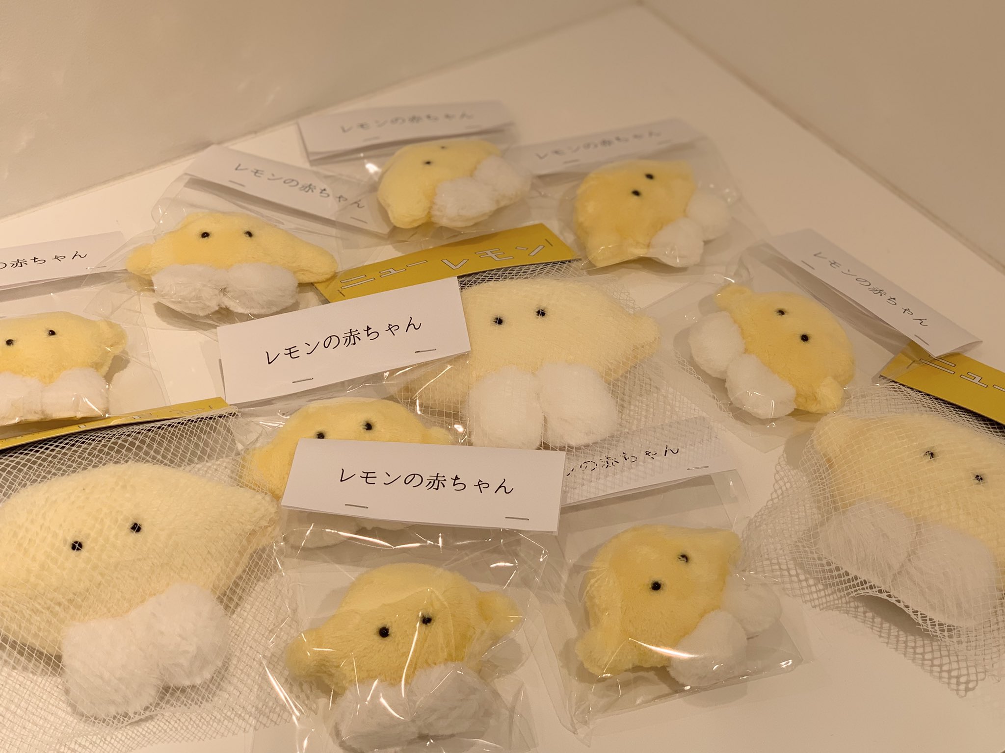 レモンの背景に小さな足、レモンの赤ちゃん。コンセプト：栄養、母親の食事、子供のためのビタミン写真素材2443465913Shutterstock