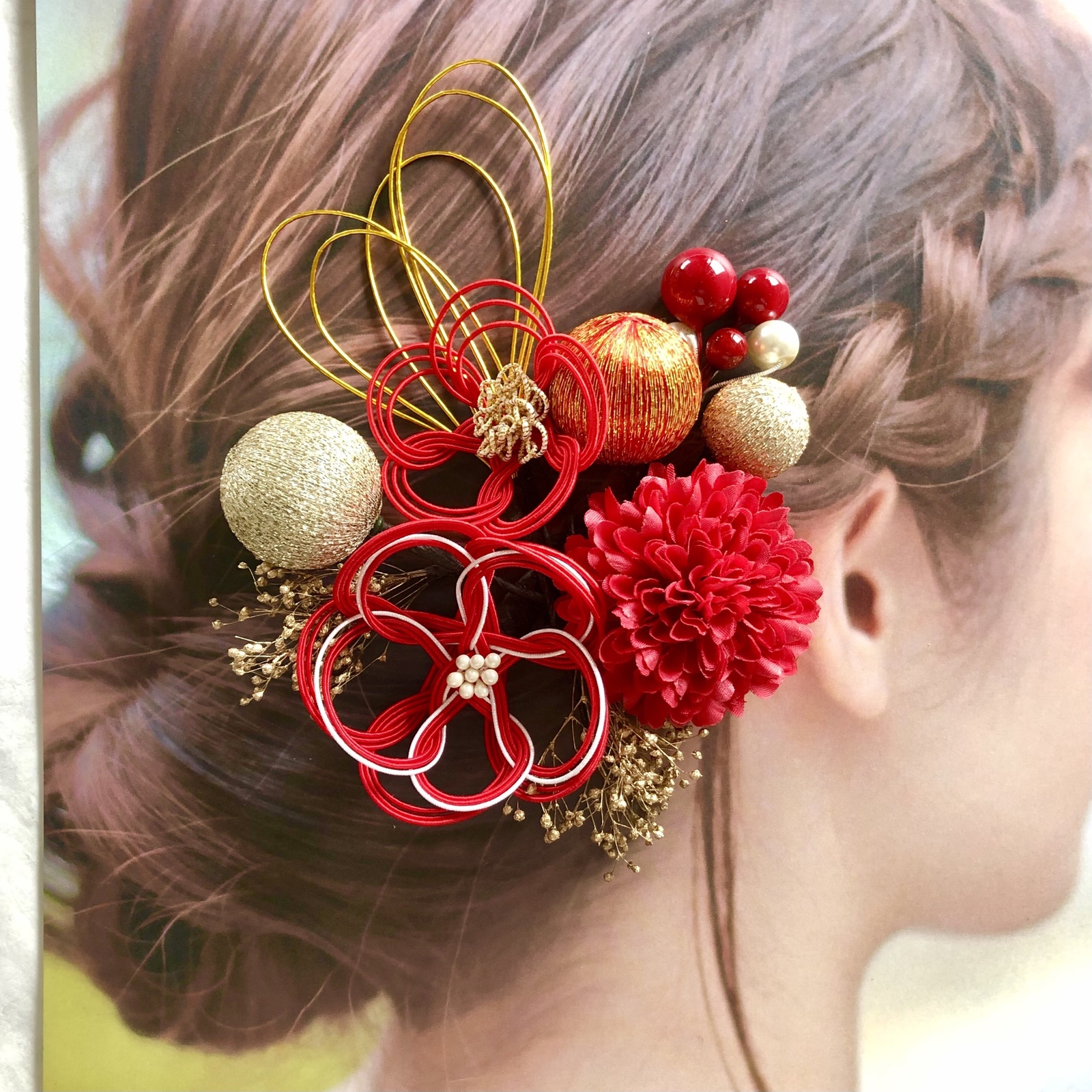 お得な髪飾り 「水引髪飾り まれ」はいかがでしょう💁🏻‍♀️ 3種類の飾り 波型1個、風船3個、しずく型3個 と金箔がセットになっております🉐成人式へア や卒業式ヘア にオススメします😊水引水引細工水引髪飾り自遊花人水引ミュージアム成人式卒業
