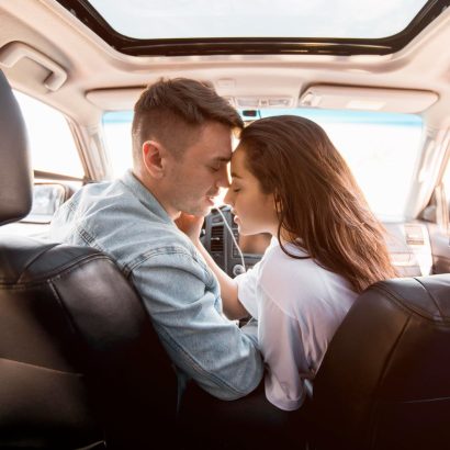 デート中に車の中でお互いにキスをする若いカップル - キスのストックフォトや画像を多数ご用意 - キス, 自動車, 夜 - iStock