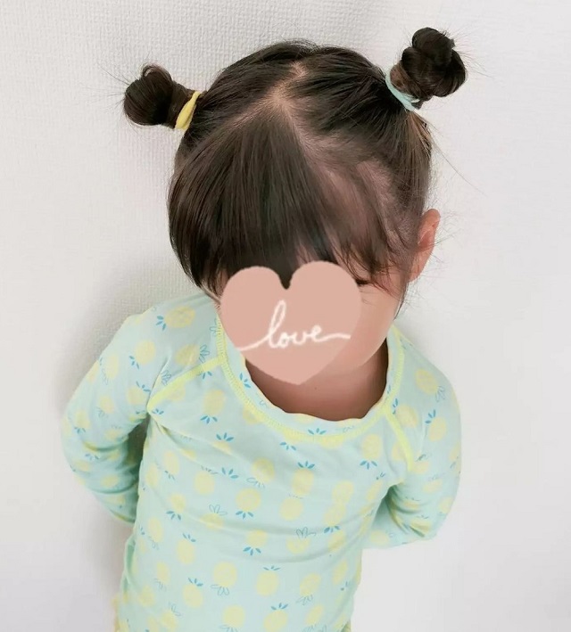 今日はツインお団子🤍🤍 プールがあるからほぐさずにしっかりめのお団子に🐰🎀 作り方は5枚目の解説と同じだよ☺️☝🏻💓アクセはお婆ちゃんからのプレゼント☺️💗🫧 ばぁばから貰ったヘアゴムを見て「ばぁば恋しいな〜🥺」って娘さん🥹💓 どこで覚えたのかヘアゴムを