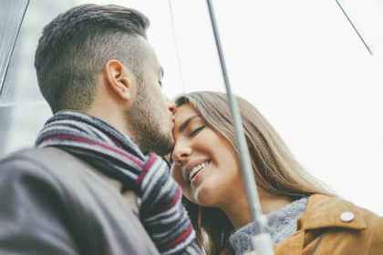 相合傘とは？ 意味や由来＆誘ってきた相手の気持ちを解説 イラスト付 「マイナビウーマン」