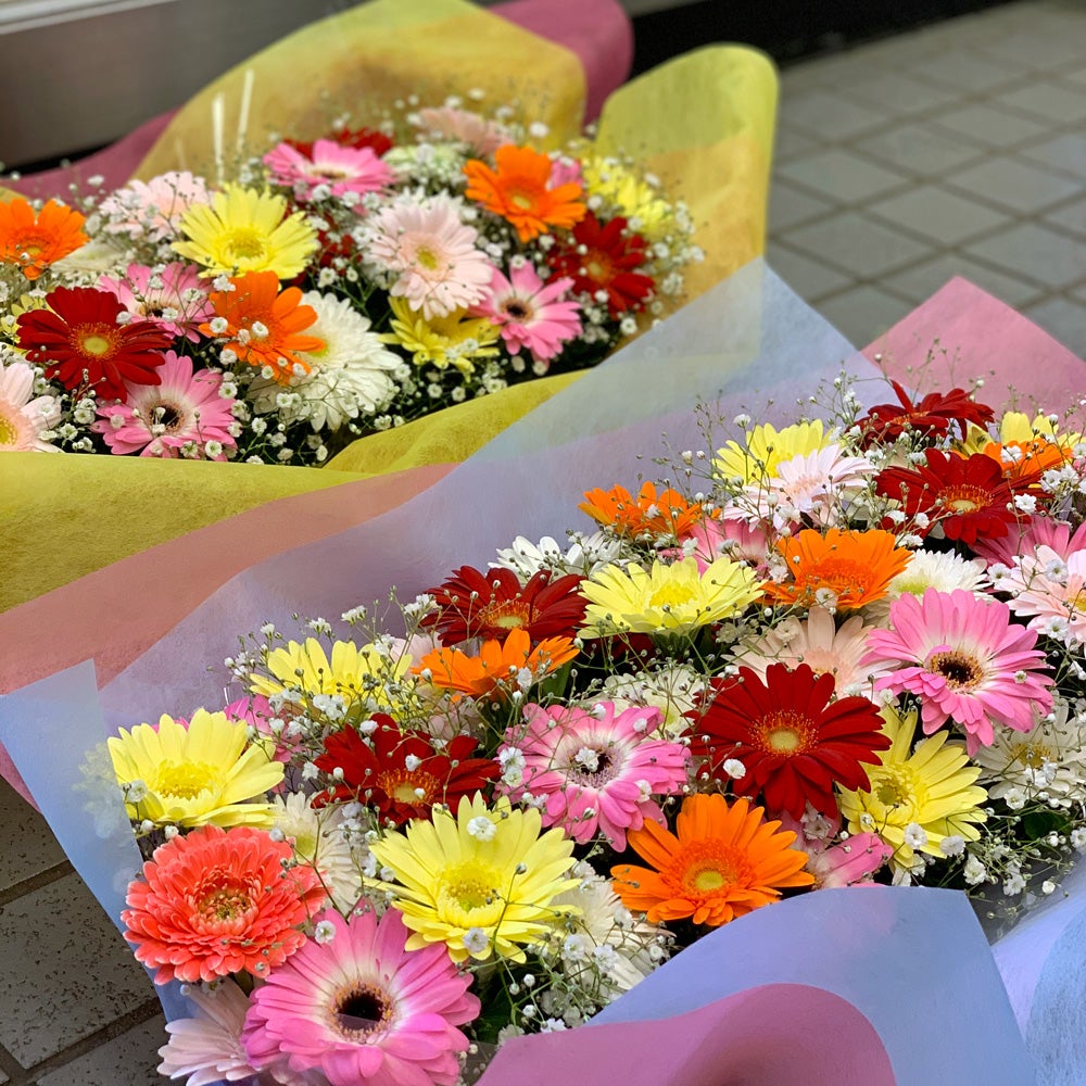 卒園式バルーン🎈 おめでとう＆お名前入 のヘリウムバルーンを花道に置いて頂きました✨️ 可愛すぎる🥰❣️ 晴れの門出にありがとうございます！頑張れ！新1年生🌸💛 ✼•• ••✼•• ••✼•• ••✼•• ••✼PB卒業卒園バルーン