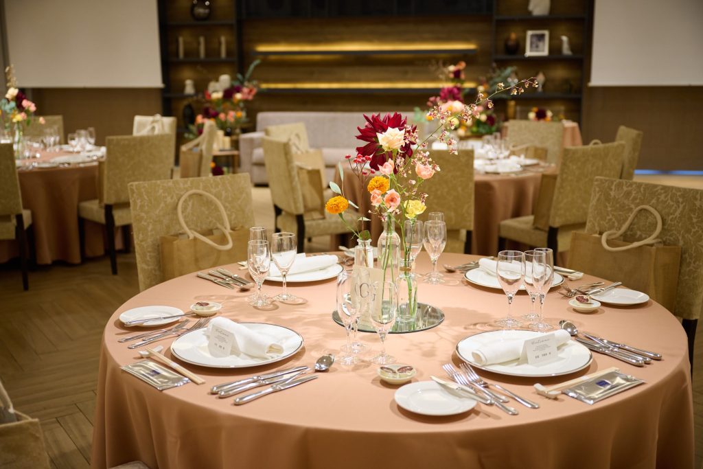 披露宴のテーマカラーを『ゴールド×ホワイト』にして、空間づくりにこだわった新郎新婦さま👰✨洗練された華やかなパーティー会場には、おふたりの“おもてなしの気持ち”がたっぷり詰め込まれました🎉💕 . 〜詳しい結婚式レポートは公式ホームページ「アンフェリシオン