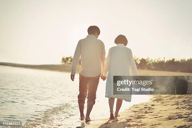 クリスマスカップルが歩く後ろ姿。90年代〜80年代風エモいイラストのイラスト素材109493776- PIXTA