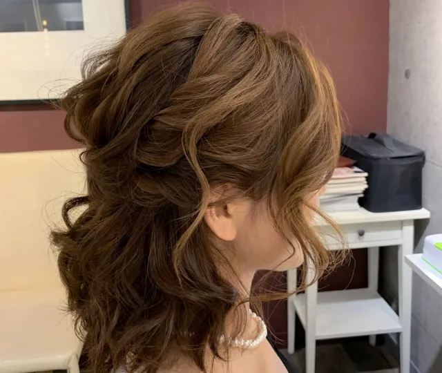 2025 年の 19 件の「巻き下ろし」や「ウェディング ヘアスタイル」のアイデアを見つけましょうヘアスタイリング、ブライダルヘア ダウン、結婚式髪型 など